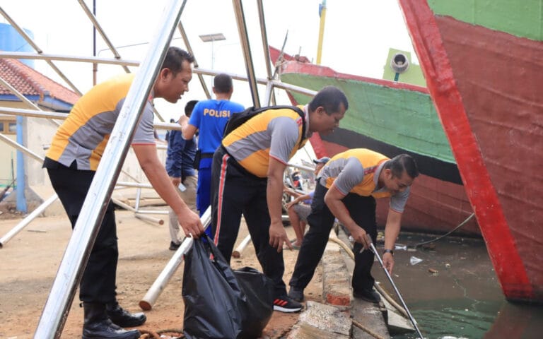 Peduli Lingkungan, Polres Pekalongan Kota Gelar Bersih-bersih di Pantai dan Sungai Loji
