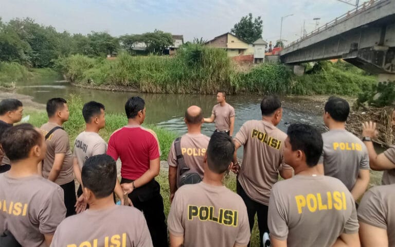 Polsek Gajahmungkur Kerja Bhakti Bersih-bersih Sungai