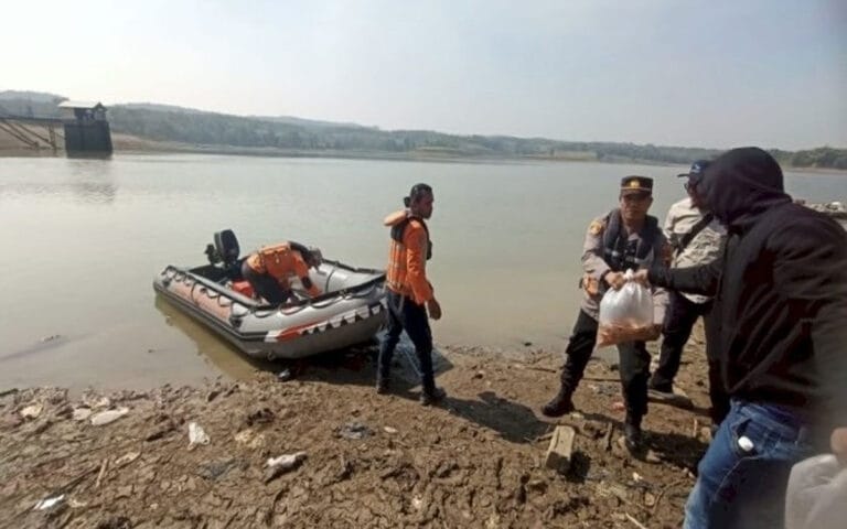 Perum Jasa Tirta I Tebar 25.000 Bibit Ikan Nila di Waduk Delingan