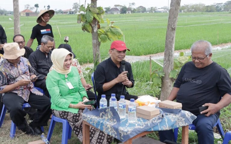 Panen Berlimpah dan Hemat Lahan, Ketua DPRD Jateng Sumanto Dorong Pengembangan Mina Padi di Karanganyar