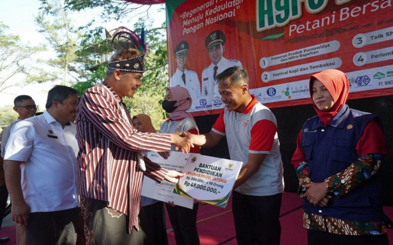 Bangganya Ganjar, Masih Banyak Anak Muda di Jateng Jadi Petani Milenial