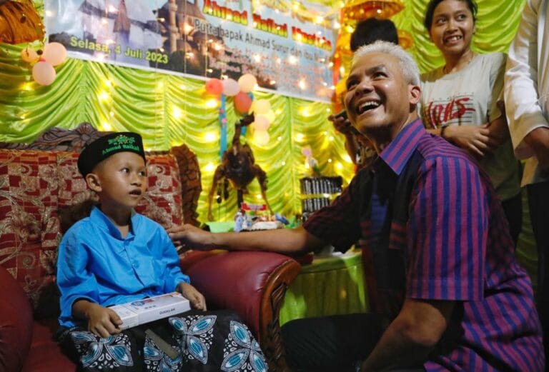 Cara Ganjar Bahagiakan Warganya, Beri Kejutan di Acara Khitanan