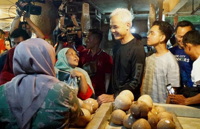 Gibran Temani Ganjar Blusukan di Pasar Citeureup Bogor
