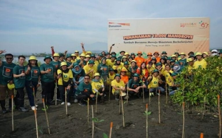 Peduli Lingkungan, Danamon Tanam 10.000 Pohon Mangrove di Pantai Tirang