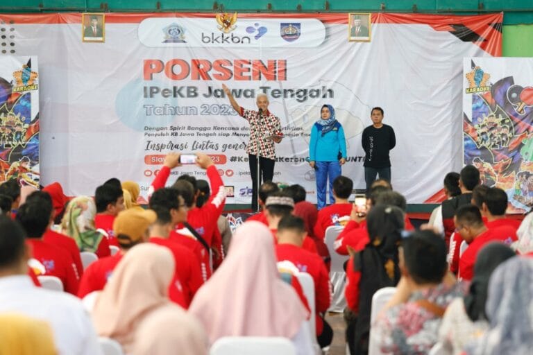 Ganjar Larang Sekolah Negeri di Jateng Tahan Ijazah Karena Alasan Apa Pun