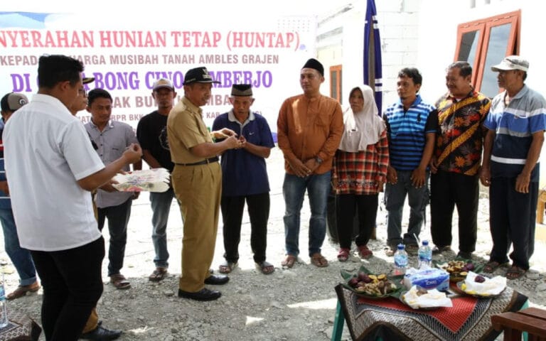 Warga Korban Tanah Ambles Grajen Tempati Rumah Baru