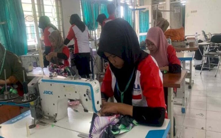 Dinas Tenaga Kerja dan Perindustrian Gelar Sertifikasi Kejuruan Menjahit