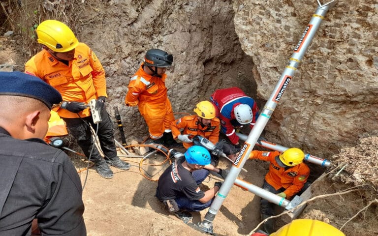 Pekerja Bangunan Tewas Tertimbun Tanah Longsor