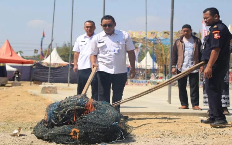 Ratusan Jaring Cotok Milik Nelayan Dimusnahkan