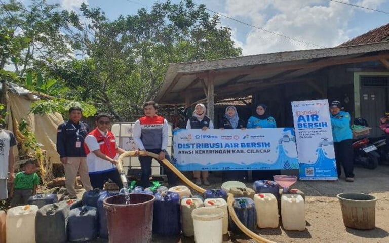 Pertamina Patra Niaga Regional JBT Salurkan Air Bersih di Cilacap