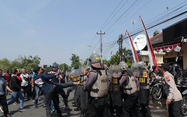 Aksi Damai di Mapolres Ricuh, Pekalongan Kota Mencekam