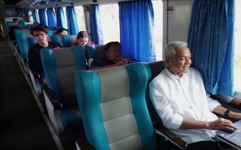 Ganjar Naik Kereta Api ke Jakarta, Warga; Minta Foto ya Pak