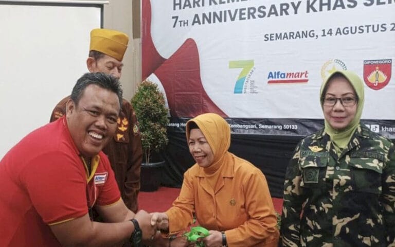 Peringatan Hari Veteran, Alfamart Bagikan Puluhan Paket Tali Asih Pada Veteran