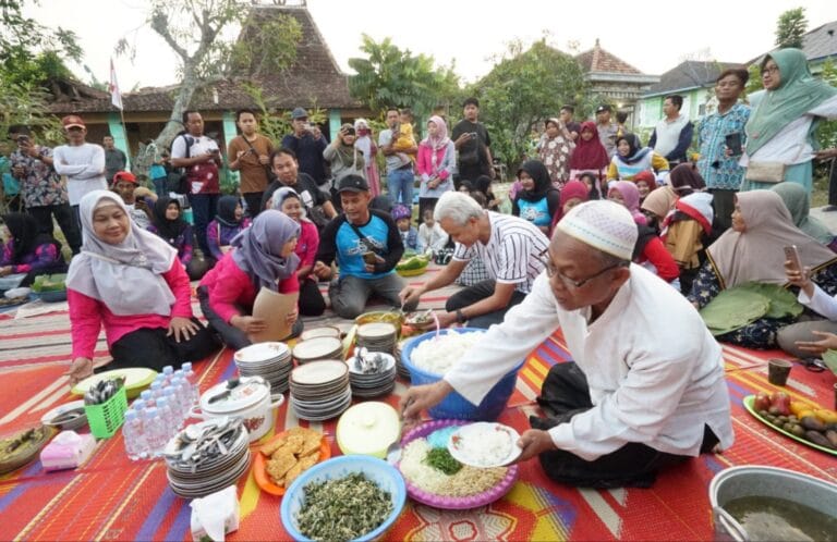 Pagi Buta, Ibu-ibu di Pati Sudah Memasak Untuk Sarapan Bareng Ganjar