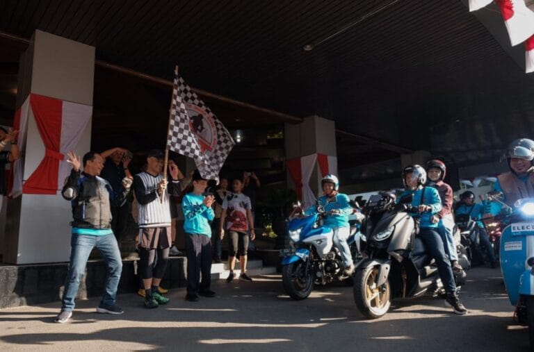 Lepas Rombongan Touring Gayeng, Ganjar Minta Peserta Beri Contoh Tertib Lalu Lintas