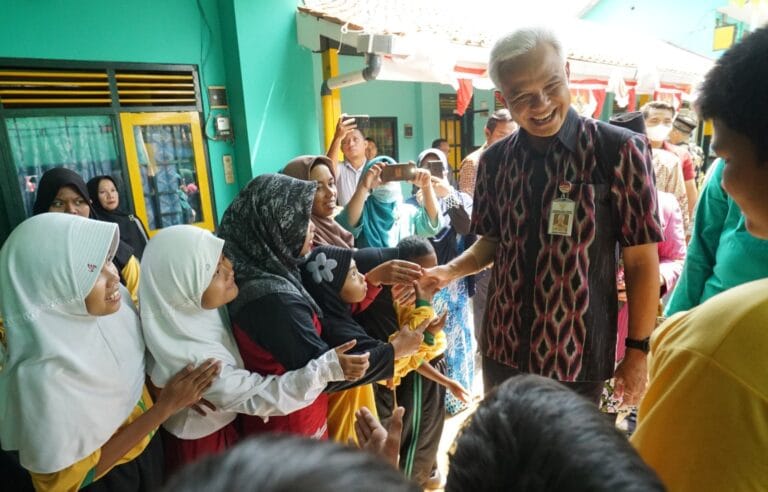 Momen Seru Ganjar Bersama Siswa SLB Muntilan, Bagi-bagi Mainan dan Buku Pelajaran