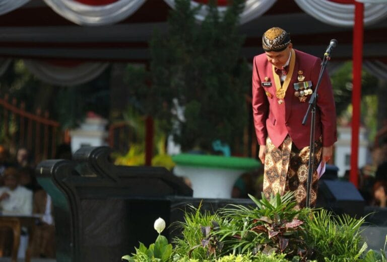 Ganjar Membungkuk Ucapkan Terima Kasih Pada Masyarakat Jawa Tengah