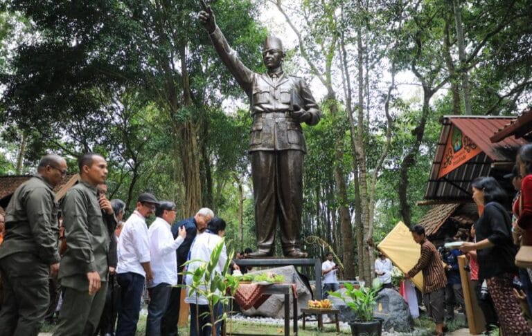 Dampingi Megawati Resmikan Patung Bung Karno, Ganjar: Pancasila In Action Butuh Pendekatan Budaya