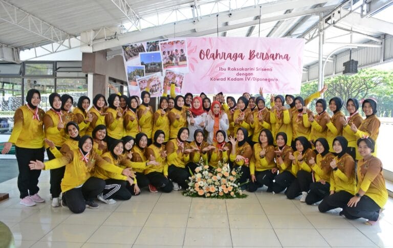 Raksakarini Sri Sena Kodam IV/Diponegoro Olahraga Bersama Dengan Kowad dan Persit