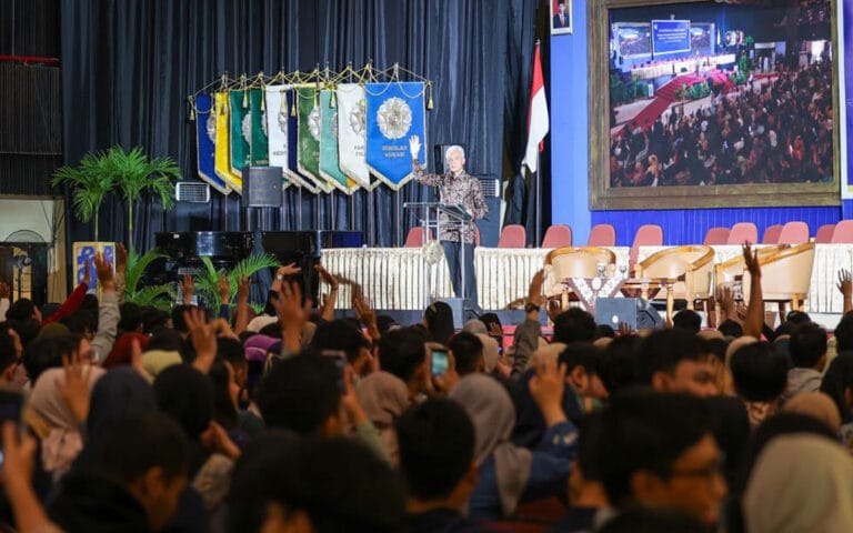 Beri Pembekalan 3.150 Calon Wisudawan UGM, Ganjar Cerita Masa Susah Saat Kuliah