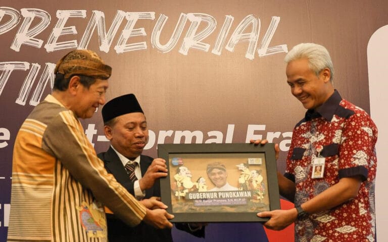 Ganjar Terima Penghargaan Gubernur Punakawan dari MarkPlus Institute dan Unsoed