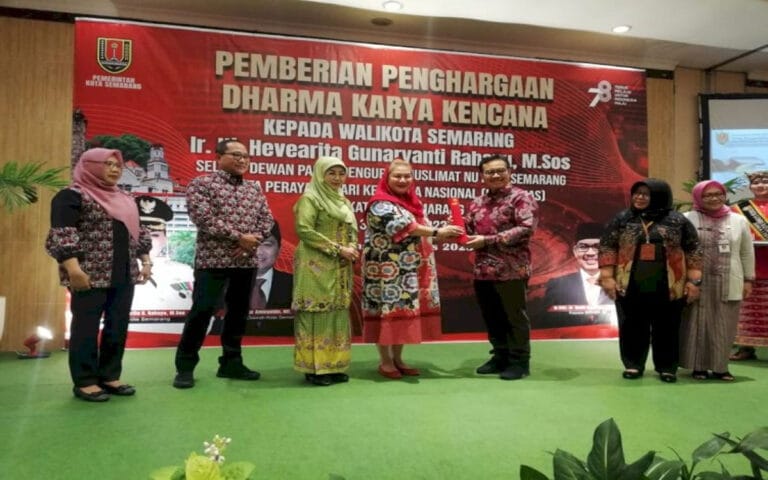 Mampu Gerakkan Program Pembangunan Bidang Keluarga, Ita Raih Penghargaan