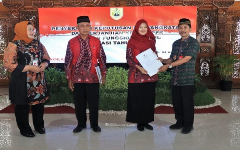 Pemkab Sragen Serahkan SK Pengangkatan dan PK Kepada 348 PPPK Guru