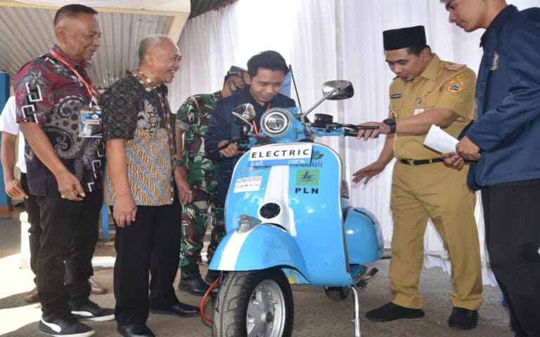 Jajal Vespa Listrik “Vysatic”, Taj Yasin Apresiasi Inovasi Mahasiswa Polines