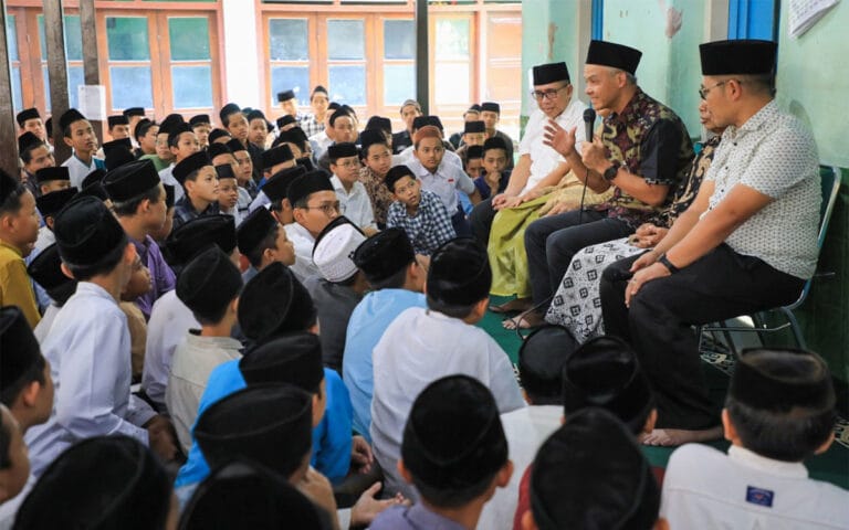Santri Al-Muayyad Solo Antusias Sambut Ganjar