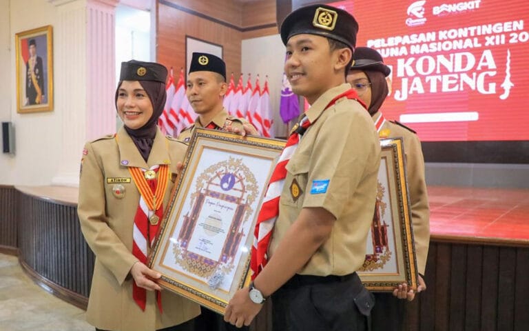 Kompak dan Gotong Royong, Pesan Atikoh Ganjar Saat Lepas Kontingen Jateng