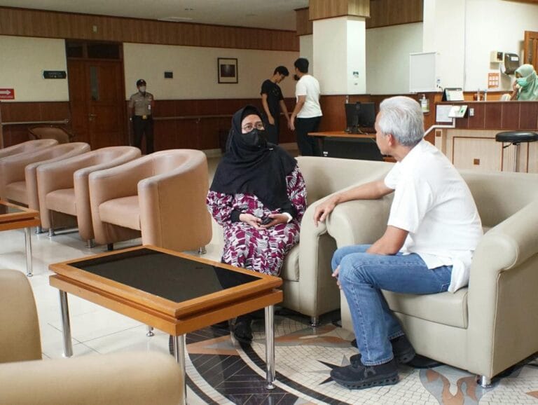 Besuk Cak Nun, Ganjar: Kondisinya Membaik, Mari Kita Doakan Kesembuhan Beliau