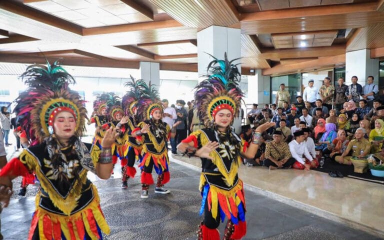 Petani dan Seniman Gruduk Kantor Ganjar: Kami Ingin Makan Bareng Sebelum Bapak Pensiun