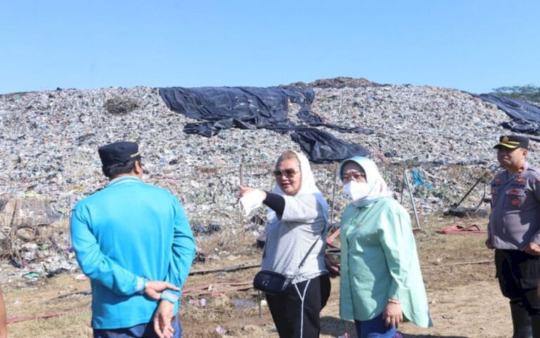 Ita Pantau Proses Water Bomb Atasi Kebakaran TPA Jatibarang