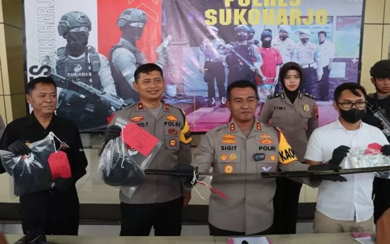 Polres Sukoharjo Berhasil Amankan Pria Bawa Pedang Samurai Ke Kantor Bupati