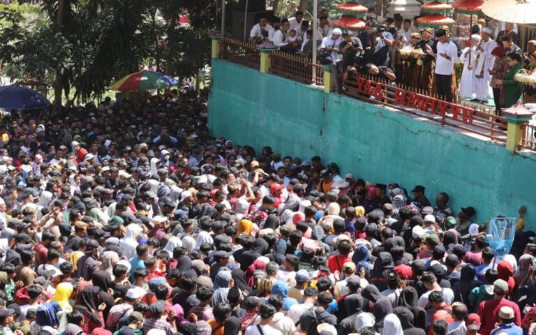 Ribuan Warga Berebut Apem Yaa Qowiyyu