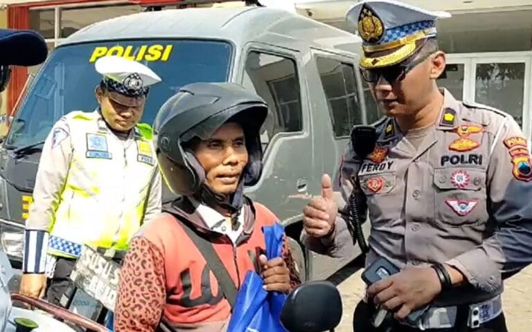 Dicegat Polisi Saat Kegiatan Operasi Zebra, Pedagang Susu Ini Malah Bahagia