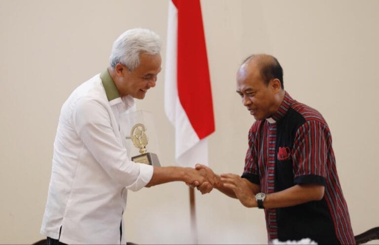 Ganjar Terima Kenangan Replika Tongkat Uskup Agung, Sarat Makna Kepemimpinan