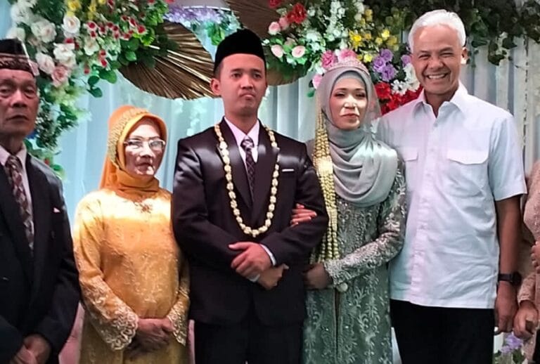 Lewat Jalan ada Pernikahan, Ganjar Spontan Turun Salami Pengantin