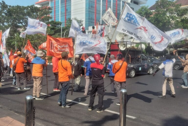 Puluhan Massa Gelar Aksi Untuk Sampaikan Aspirasi Kenaikan UMK Jateng