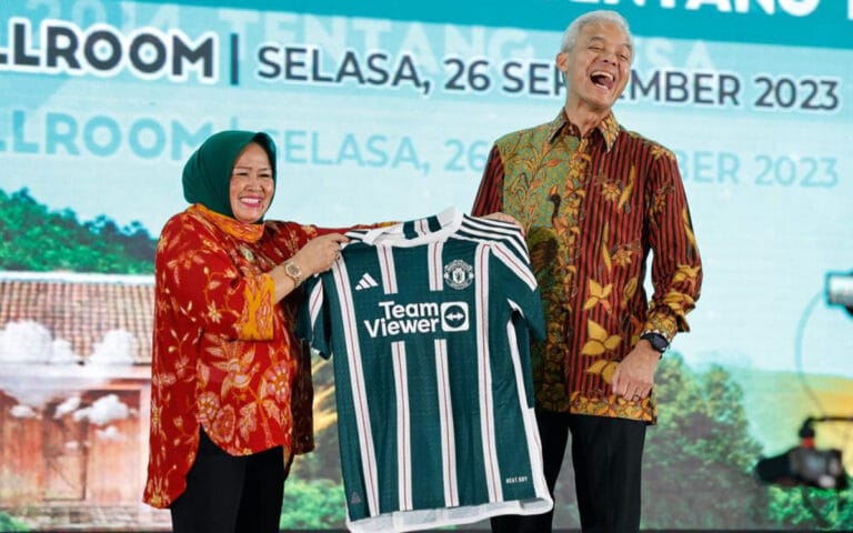 Kades se-Indonesia Hadiahkan Jersey MU Nomor 8 Untuk Ganjar
