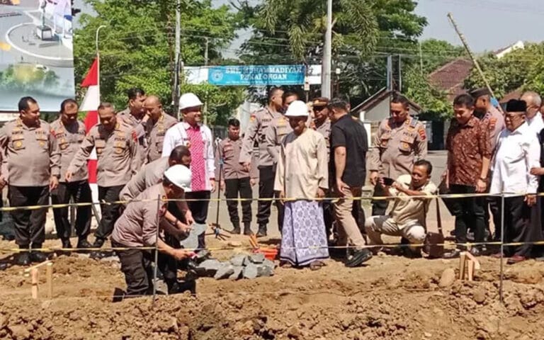 Kapolda Jateng Meletakan Batu Pertama Pembangunan Monumen Jenderal Hoegeng
