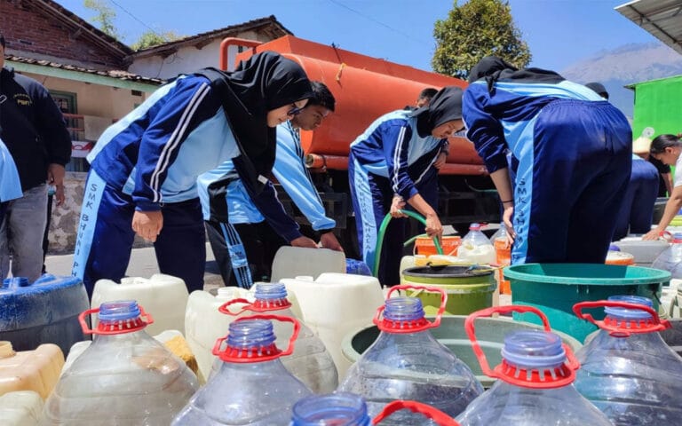 SMK Bhumi Phala Bantu Air Bersih Warga Lereng Sumbing
