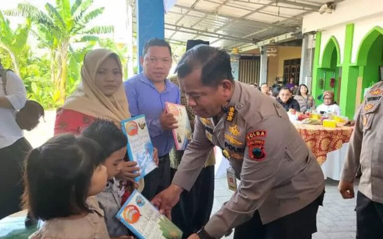 Polda Jateng Berikan Bantuan 1.575 Buku Bacaan Kepada Yayasan Kasih Ibu Semarang
