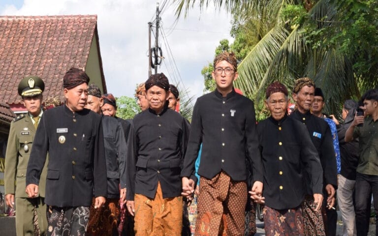 Iket dari Tetua Adat Bonokeling Untuk Pj Bupati Banyumas