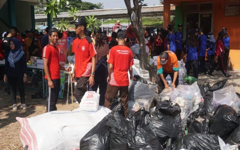 Ratusan Pelajar SMA/SMK Punguti Sampah