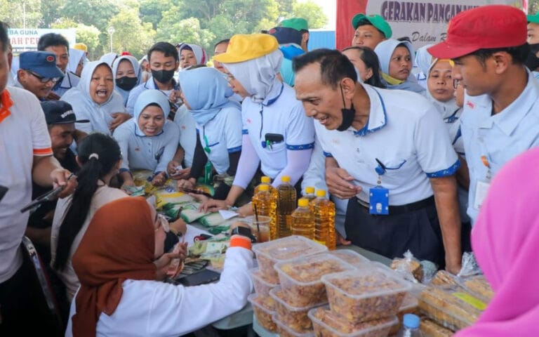 Senyum Ribuan Karyawan Sritex Saat Pemprov Gelar Pasar Murah