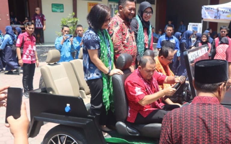 Bupati Semarang Jajal Prototipe Mobil Listrik SMKN 1 Tengaran