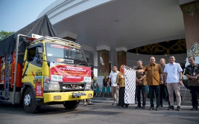 Bulog Salurkan Bantuan Beras Bagi 70.592 KPM di Karanganyar