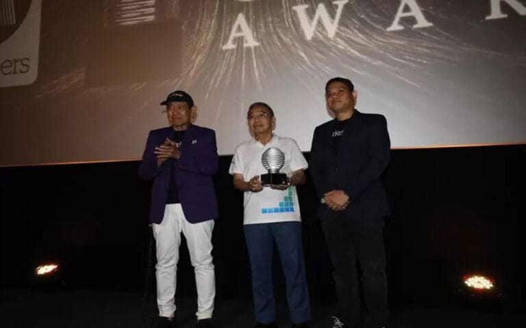 Pendiri Aplikasi ”GolekTruk” Raih Penghargaan Marketeer Award 2023