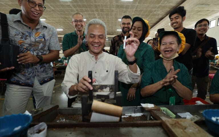 Tembang Cinta dari Buruh Linting di Kota Malang Untuk Ganjar